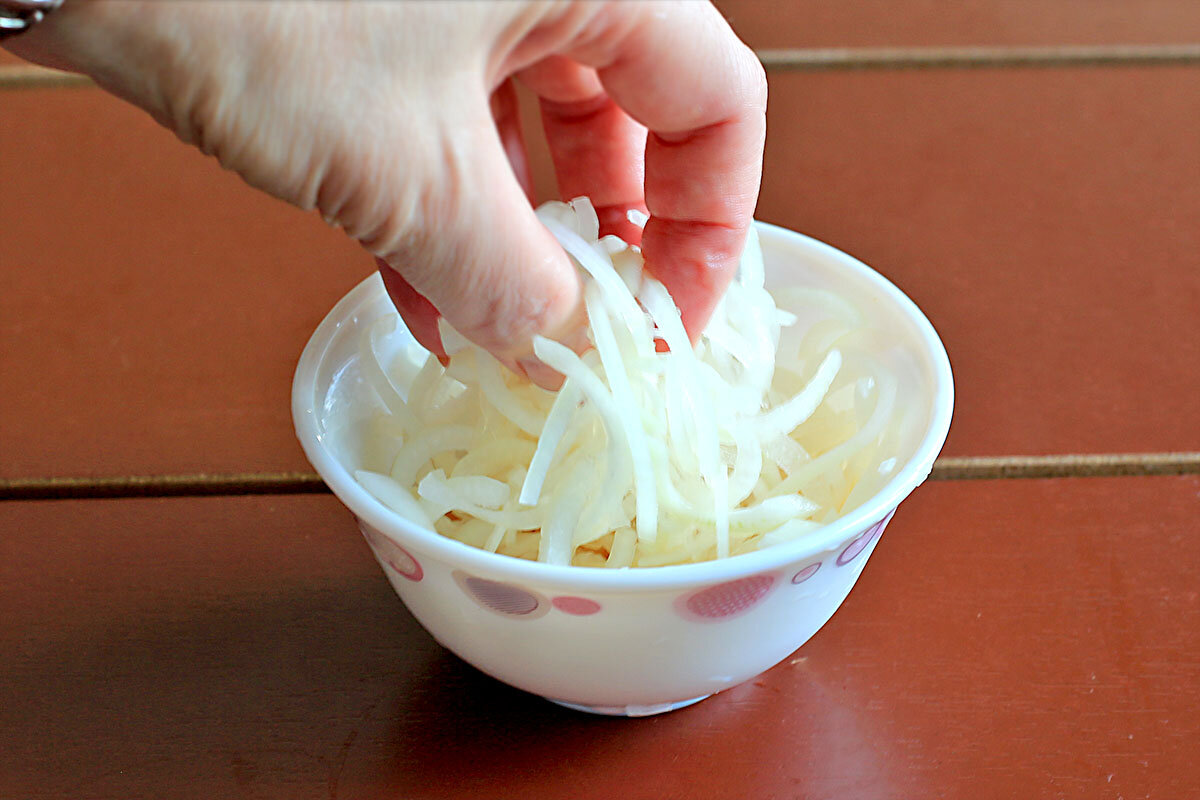 Из дома выходить нельзя. И я решила поднять настроение семье. Приготовила люля-кебаб из курицы на сковороде.