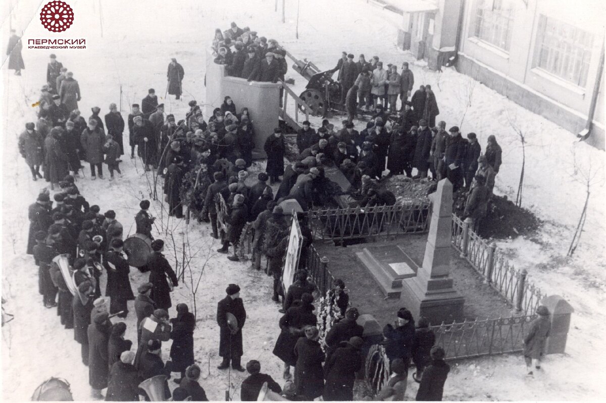 Молотов. Траурный митинг у Дома Техники и новой могилы Н.Г.Славянова, 1948 год. Источник: Пермский краеведческий музей
