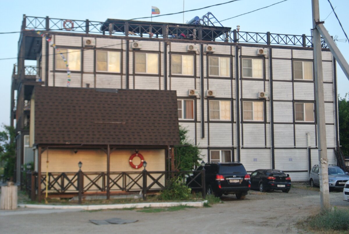 Часть стоянки возле отеля