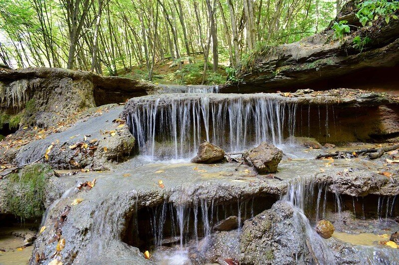 Травертиновый водопад в окрестностях города