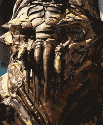 1.Район номер 9.Более 20 лет назад инопланетяне установили первый контакт с Землей. Люди были готовы ко всему - от враждебного вторжения до невероятного технологического прорыва. Ни того, ни другого не произошло. Пришельцы оказались беженцами со своей собственной планеты, и пока мировое сообщество решало, что с ними делать дальше, для них был организован временный лагерь в южноафриканском Районе №9.