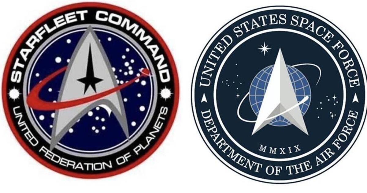Эмблемы. Сериала Star Trek  (слева) и Космических Сил США (справа).