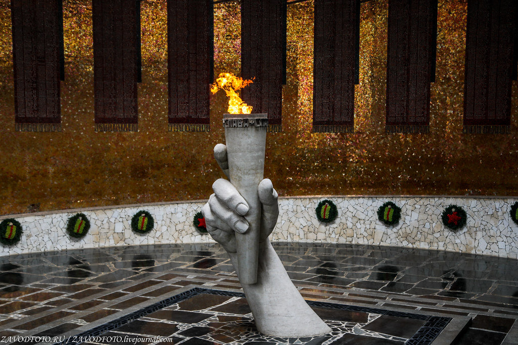 Рука с факелом в волгограде фото