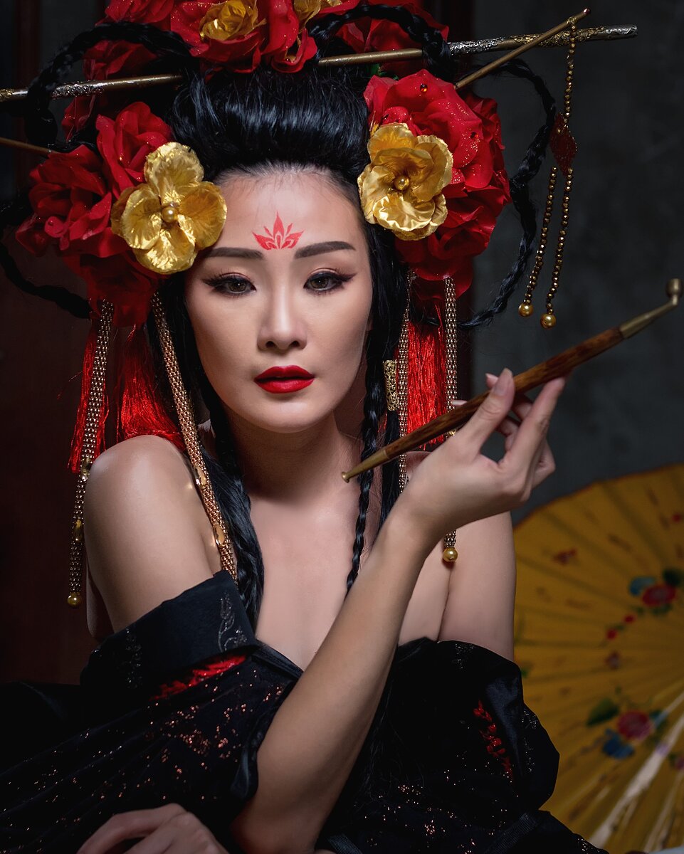 Главная задача гейши развлекать своих клиентов танцам пением введением чайной церемонии беседы и другой программы необходимой для культурного интересного времяпровождения.