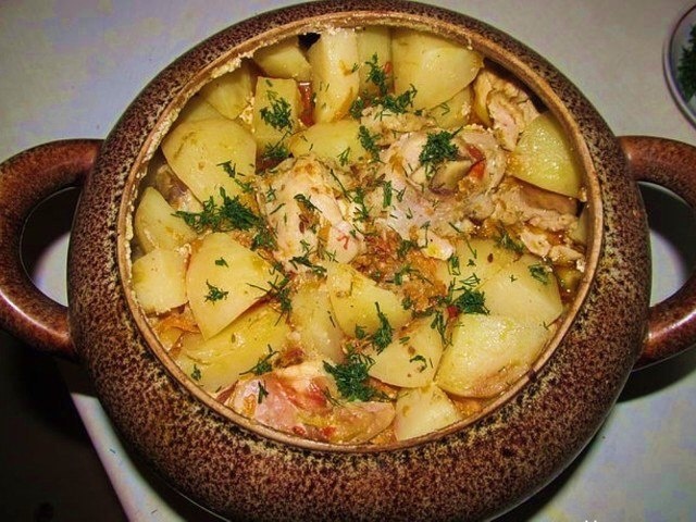 Мясо по-французски – это необыкновенно вкусное блюдо, любимое многими. Попробуйте приготовить его в горшочках – получится еще вкуснее и ароматнее, чем на противне!  
Предлагаю приготовить мясо по-французски нетрадиционным способом – запечь его в горшочках! Блюдо получается очень сочным, нежным и вкусным! Как приготовить мясо по-французски в горшочках? 

Ингредиенты: 
1. Свинина — 1 Килограмм 
2. Картофель — 4-5 Штук 
3. Лук репчатый — 2 Штуки 
4. Морковь — 2 Штуки 
5. Шампиньоны — По вкусу 
6. Яйцо — 1 Штука 
7. Сыр — По вкусу 
8. Белое полусухое вино — По вкусу 
9. Масло сливочное — По вкусу 
10. Чеснок — 1 Зубчик 
11. Зелень — По вкусу (базилик) 
12. Специи — По вкусу (белый перец, кардамон, розмарин) 
13. Соль — По вкусу 

Приготовление:
Филе свинины тщательно промываем, нарезаем полосками 2х4 и слегка отбиваем. Кладем мясо в посуду с полусухим вином и оставляем мариноваться на несколько часов. 
Лук и шампиньоны мелко нарезаем, морковь натираем на крупной терке, затем обжариваем все это на растительном масле. 
Сыр натираем на терке и взбиваем с яйцом. 
Картофель нарезаем небольшими кусочками. Выдавливаем чеснок с помощью «чеснокодавки». 
Настало время наполнять горшочки. На дно каждого горшочка кладем по пол чайной ложки сливочного масла, перетертого с чесноком, посыпаем зеленью (отлично подойдет базилик) или прованскими травками. Далее кладем картофель, поливаем мясным бульоном и полусухим вином (1-2 ст. ложки). Затем выкладываем обжаренные с грибами овощи, после которых следует мясо. Посыпаем специями и небольшим количеством соли. Заливаем содержимое горшочков сырно-яичной массой так, чтобы она полностью покрыла мясо. Отправляем горшочки в разогретую духовку и запекаем мясо по-французски при температуре 180 градусов в течение 30-40 минут. 
Готовое блюдо посыпаем зеленью и подаем к столу. 