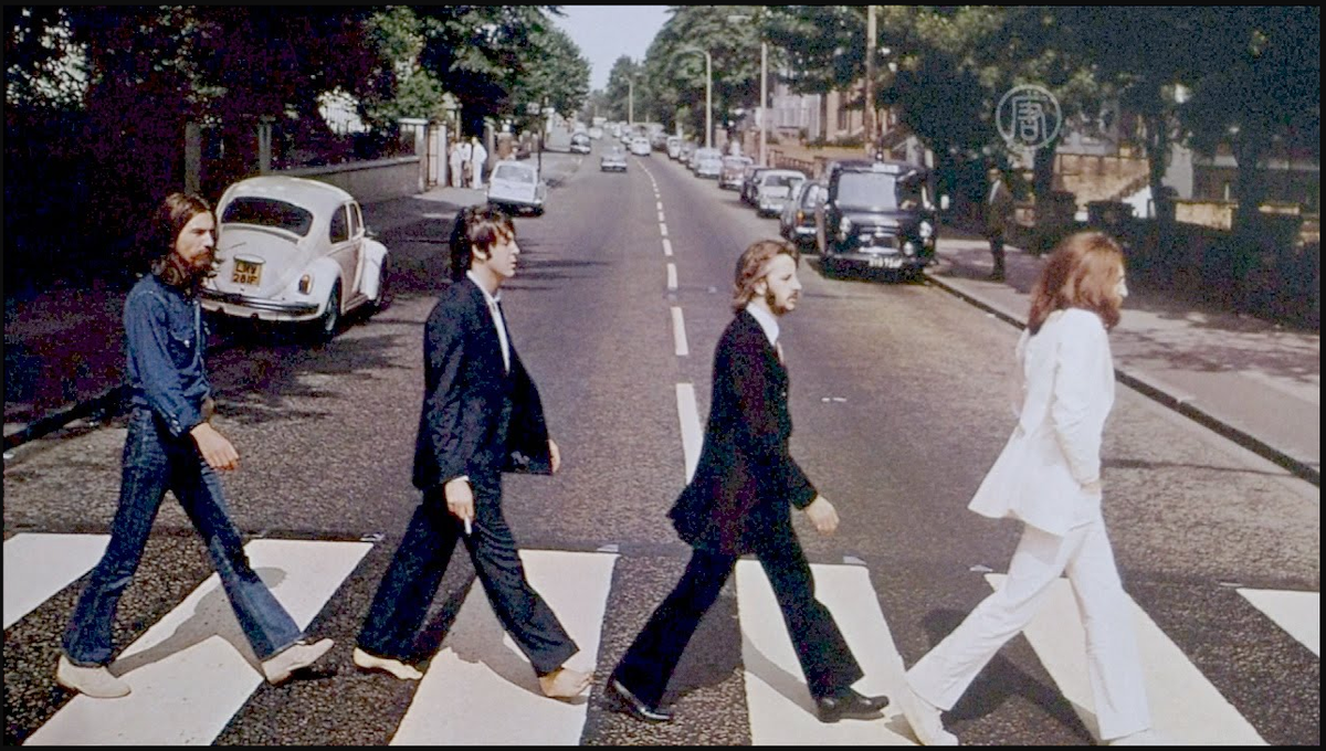 Четверо тише. Битлз Эбби роуд. Пол Маккартни Abbey Road. Битлз Эбби роуд обложка. Битлз идут на Эбби роуд.
