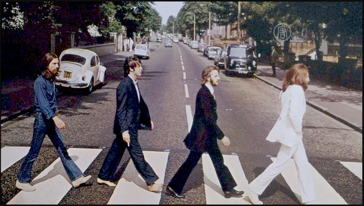 Идут четыре. Пол Маккартни Abbey Road. Битлз идут через дорогу. Abbey Road босиком. Beatles переходят дорогу.