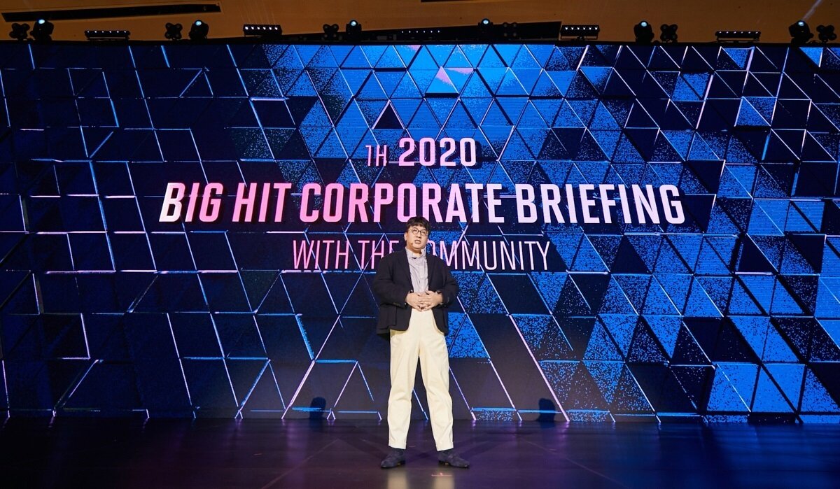 Генеральный директор  Big Hit Entertainment Банг Си Хёк выступает на корпоративном брифинге в  Сеуле 4 февраля. (Big Hit Entertainment)
