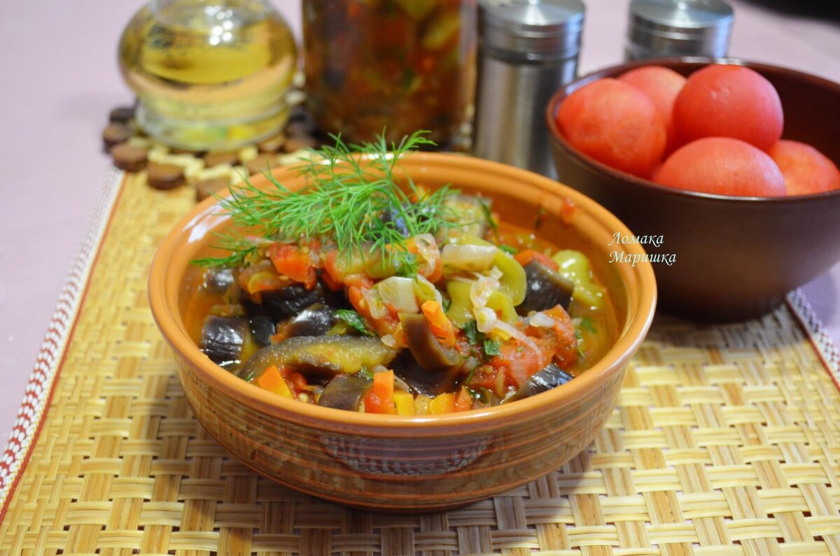 Помидоры -1 кг Баклажаны-700 гр.
Перец болгарский-700 гр.
Лук репчатый-300 гр.
Морковь-100 гр.
Чеснок 2-3 зуб.
Масло растительное-30-40 мл.
Сок половинки лимона
Стручок горького перца
соль и специи по вкусу.
как готовила: в оригинале идёт всё перекрутить,добавить баклажаны и варить, я так не делаю,мне нравится всё кусочками. Порезала все овощи кусочками,обязательно очищаю от кожуры помидоры(бланширую заранее),далее всё в кастрюлю и тушу, минут 30 на медленном огне, можно все отдельно обжарить и потом тушить.Можно обжарить только баклажаны.НО это уже на вкус каждого. Зелень укроп или петрушка или кинза-на свой вкус.