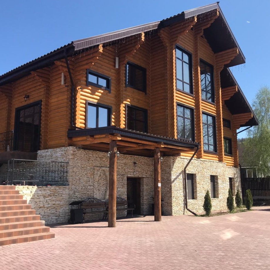 Большая бревенчатая гостиница