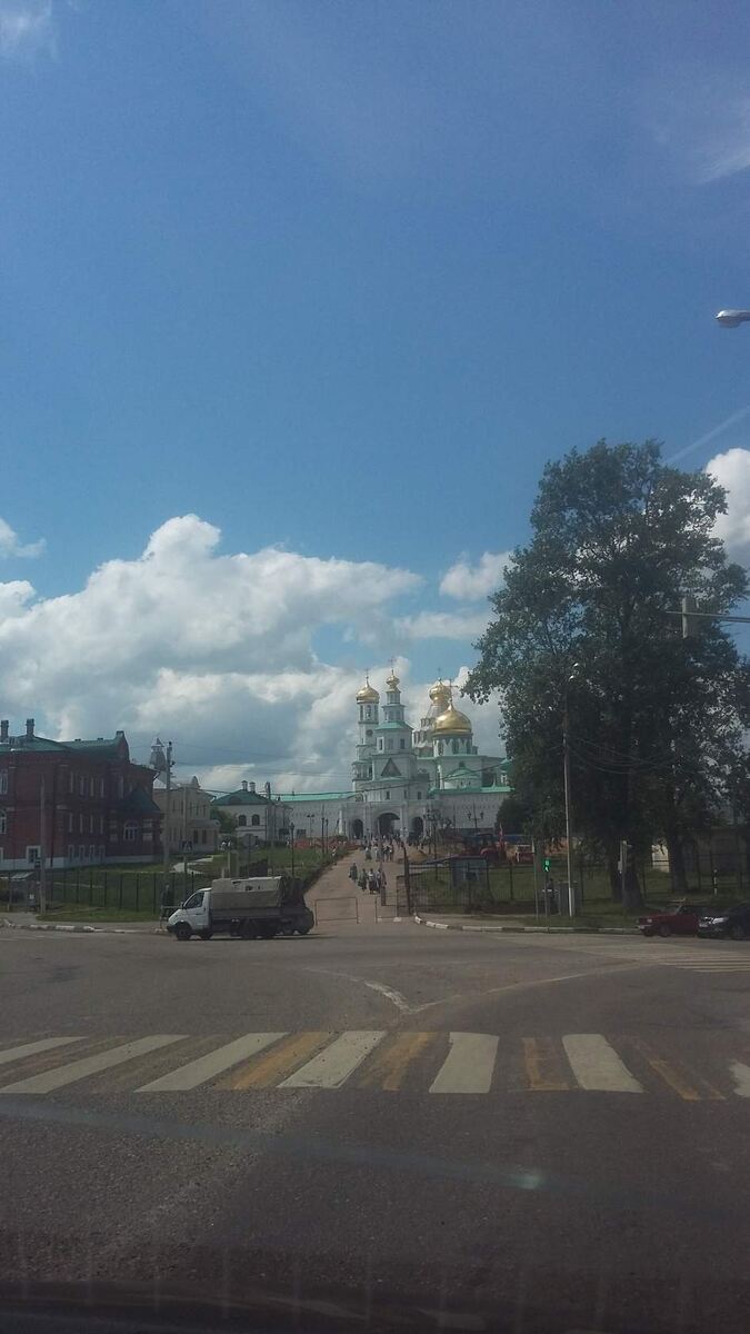 Наша первая фотография и первые впечатления, когда подъезжали