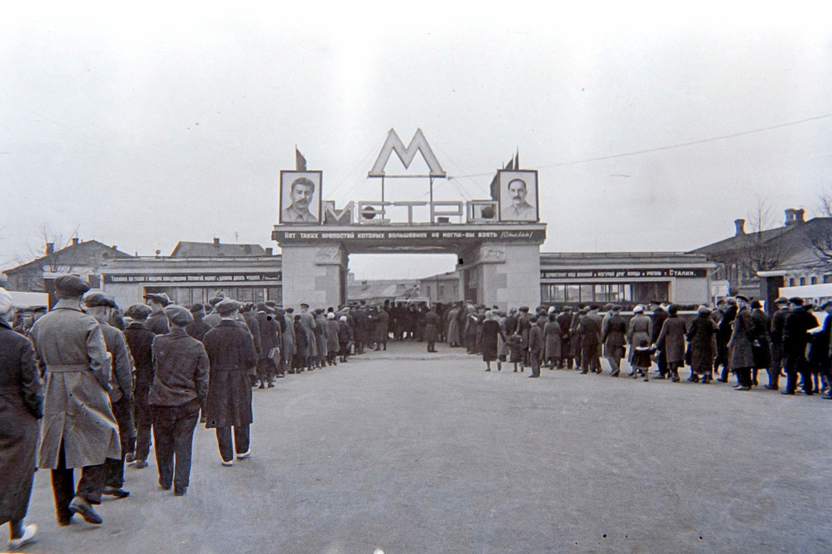 Очередь на открытие станции метро «Сокольники» для показа. 1935 год