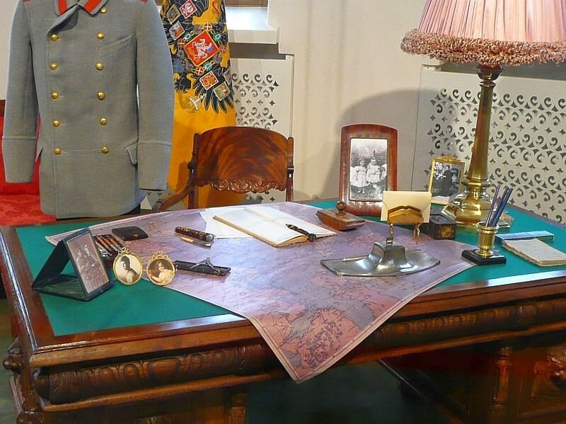 На столе - подлинные вещи Николая II из Александровского дворца.  Фото взято из открытых источников Яндекс.
