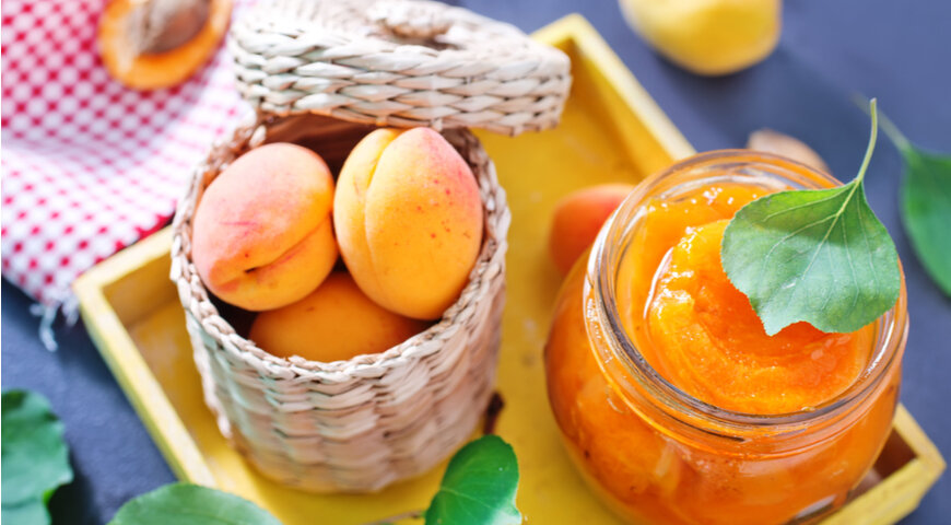 Есть сорта абрикосов со съедобной косточкой. Ими иногда заменяют миндаль в производстве марципана, так как абрикосовые косточки стоят дешевле