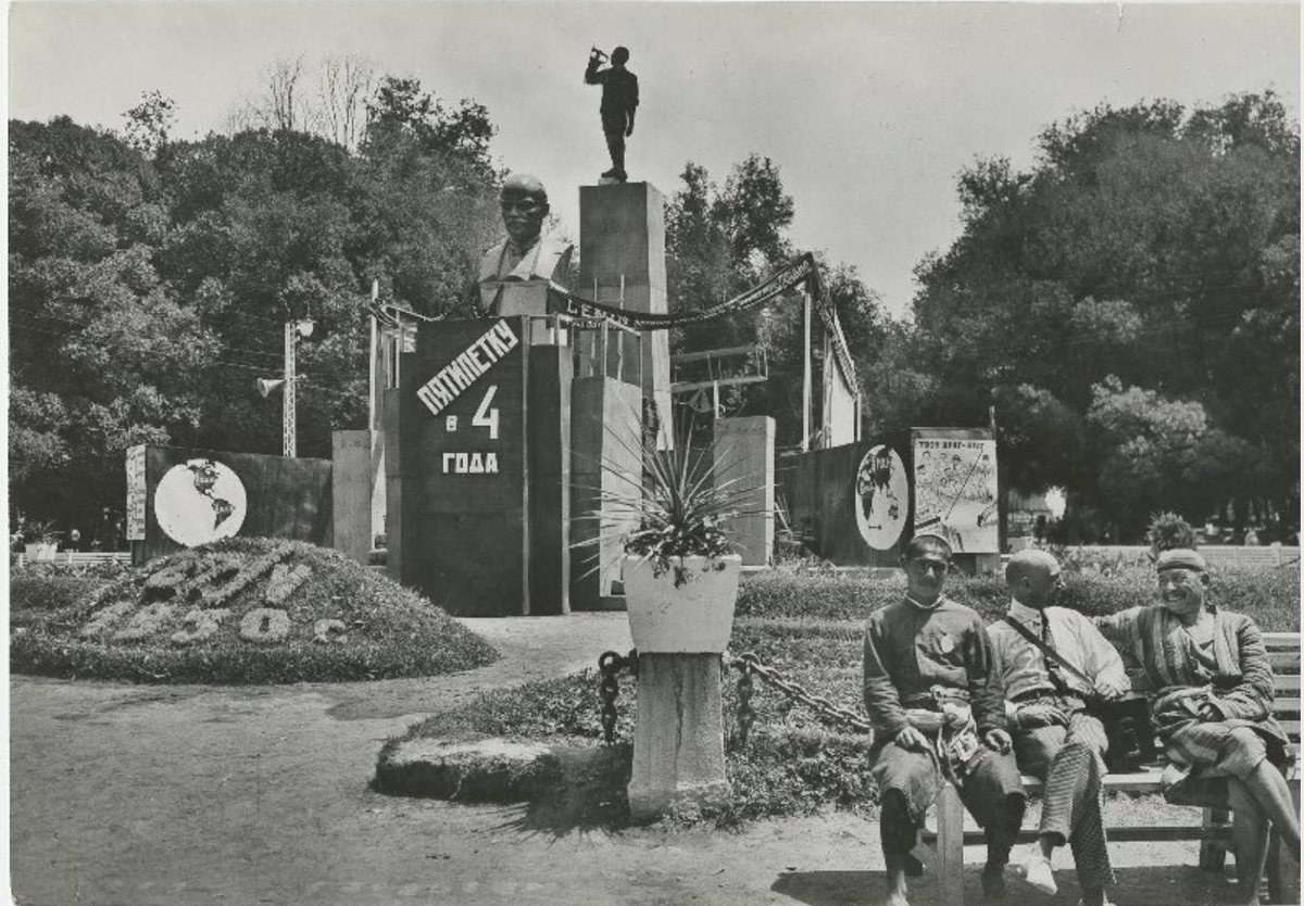 Сквер Революции. В центре с кофром – фотограф Иван Панов.  Иван Панов, 1929 год, Узбекская ССР, МАММ/МДФ.