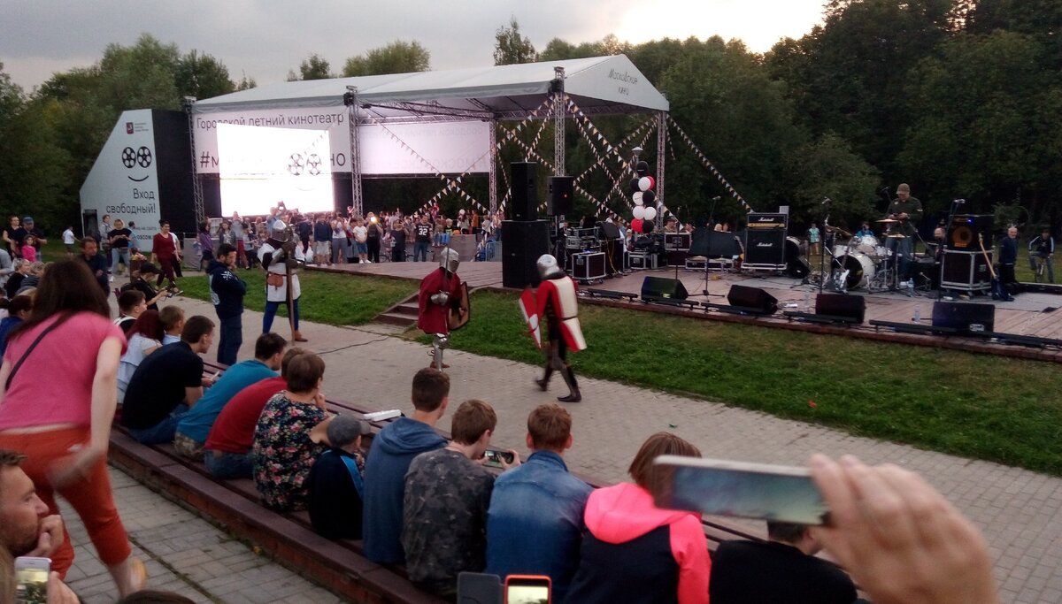 На разогреве бои рыцарей на настоящих средневековых  мечах.