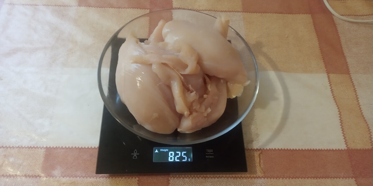 825 гр сырого куриного филе