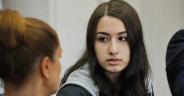 Telegram-канал Mash выложил в Сеть часть переписок сестер Хачатурян, обвиненных в убийстве отца по предварительному сговору.

В своих сообщениях они рассказывали подругам о постоянном рукоприкладстве и домогательствах со стороны родителя, передает mk.ru

Так, сестры рассказали, что отец угрожал их матери приставленным к голове пистолетом, и обещал всех расстрелять, если она не уйдет из дома.

«Мама сказала что без нас не уйдет. Он взбесился. Избил ее», — цитирует текст переписки паблик (орфография и пунктуация авторов здесь и далее сохранены, - Прим. «МК»).

Младшая из сестер, Мария, рассказала приятельнице, как родитель брызгал в них перцовым баллончиком и требовал вступить с ним в половую связь в обмен на «прощение».

«К Ангелине (старшая из трех сестер Хачатурян, - Прим. «МК») как приставал, так и будет. Она не может ему ничего сказать, она всегда соглашается на все. Ко мне он боится, потому что знает, что я не промолчу», — написала она своей подруге.

В июле 2018 года в одном из домов в Москве обнаружили тело 57-летнего Михаила Хачатуряна с многочисленными ножевыми ранениями. По подозрению в убийстве по предварительному сговору задержали трех его дочерей. Защита девушек настаивала на том, что это была самооборона, и добивалась снятия предъявленных им обвинений. Адвокаты заявляли, что отец годами подвергал дочерей физическому и сексуальному насилию.

Хачатурян постоянно показывал дочерям свои связи с представителями силовых структур и угрожал им убийством, поэтому обратиться в правоохранительные органы или сбежать они не пытались.

