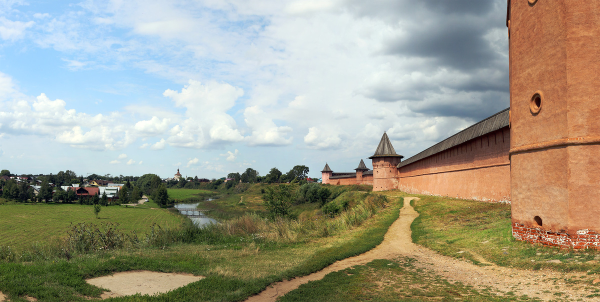 стены Спасо-Евфимиева монастыря в Суздале, здесь и далее фото автора