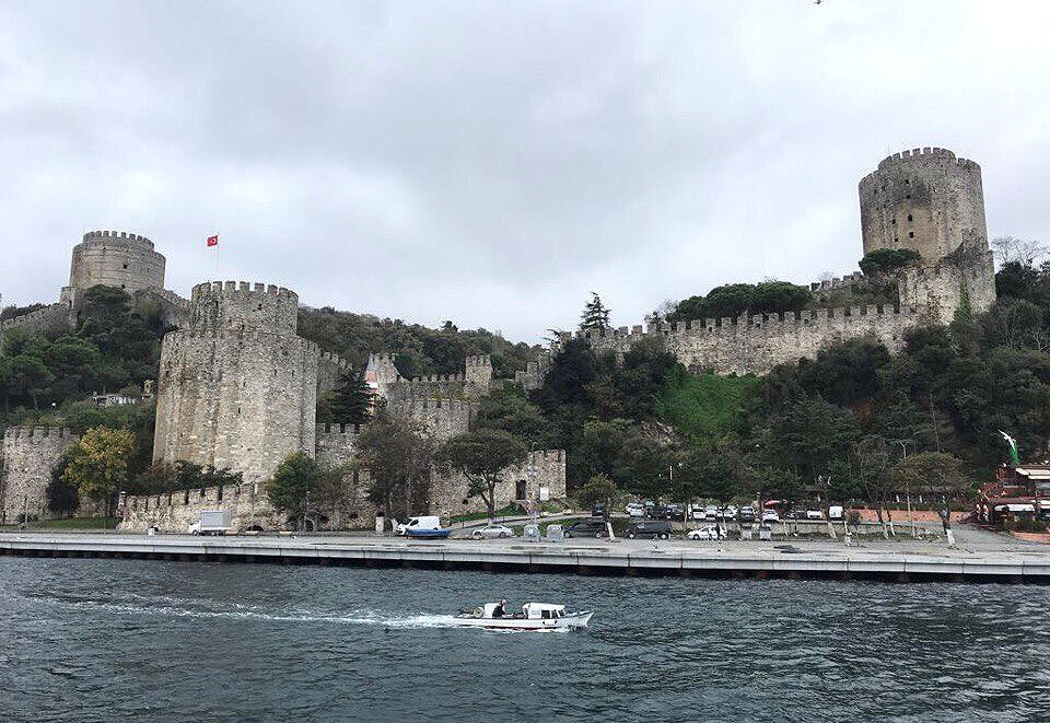 Исторические сооружения на берегах мегаполиса гармонично соседствуют с современными постройками. Фото автора