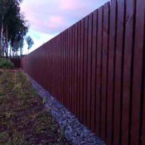 В тройку самых популярных материалов для ограждения безусловно входит дерево, и  это не с проста, на это есть несколько причин: