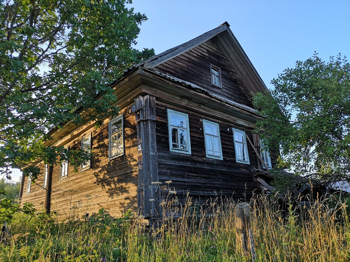 Деру русскую. Деревня русско Новгородская. Русская деревня в Новгородской области. Старые домики Тамбовская область. Деревня русско Новгородская область фото.