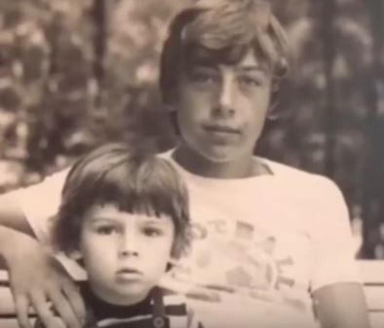 Маленький Максим Галкин со старшим братом Дмитрием