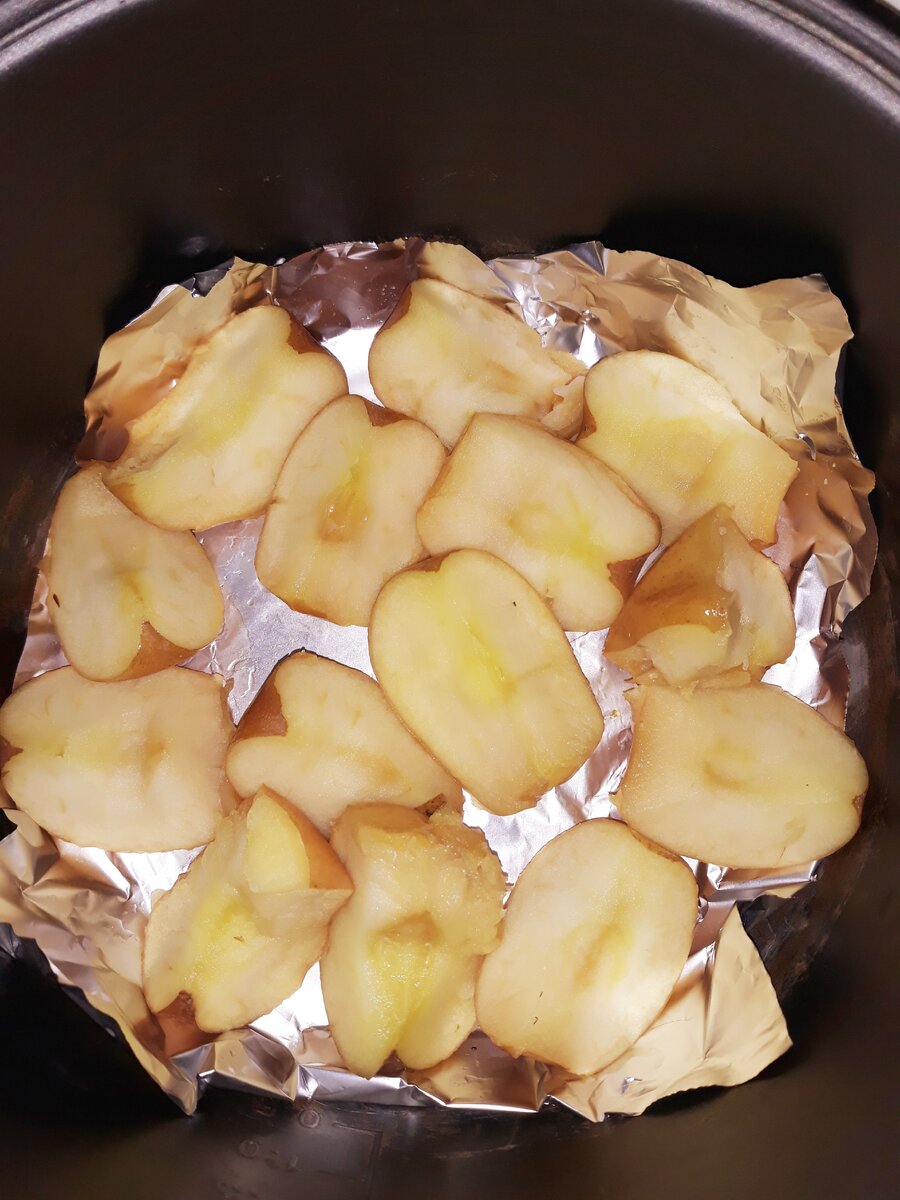 Яблоки запекаются  в мультиварке
