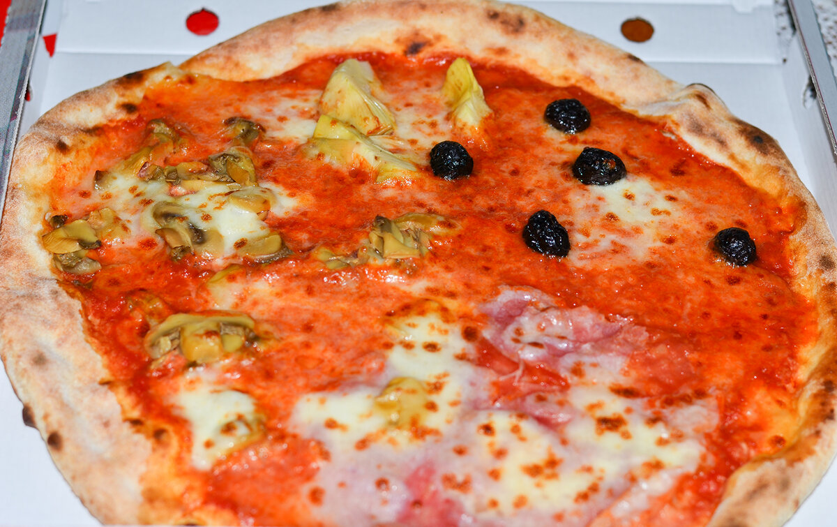 Одна из самых вкусных пицц, на мой взгляд, "Капричоза" с ветчиной, артишоком, оливками, грибами, томатным соусом и сыром моцарелла.