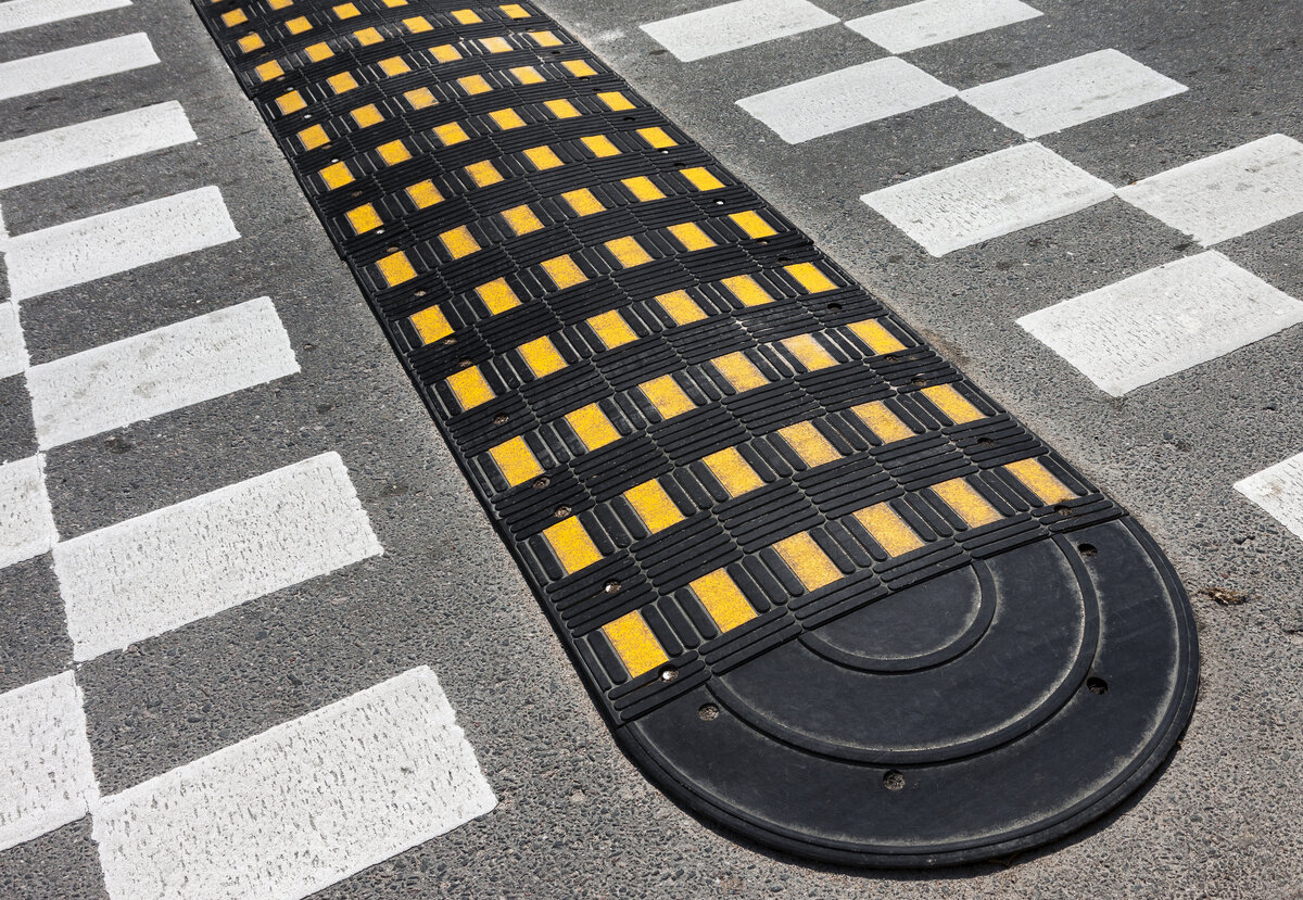 Технология производства современного лежачего полицейского подразумевает следующее. Картинку взяли с сервиса Яндекс картинки.