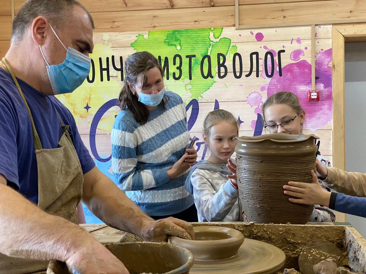 Сергей Масликов - хозяин гончарной мастерской в Нижних Таволгах - не только искусно владеет гончарным кругом, но и знает толк в воспитании