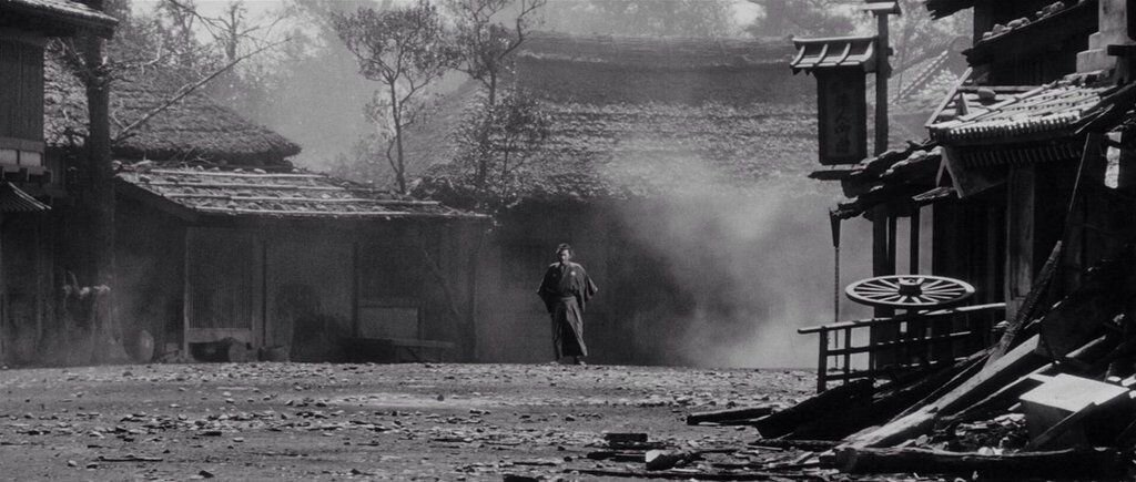 Широкий план: герой, идущий навстречу врагам - эту находку Куросавы потом бесконечно станут эксплуатировать все режиссеры вестернов.