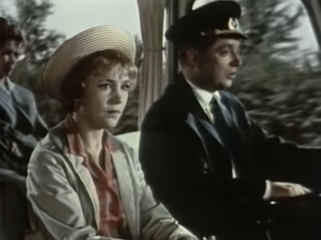 Кадр из фильма "Королева бензоколонки"