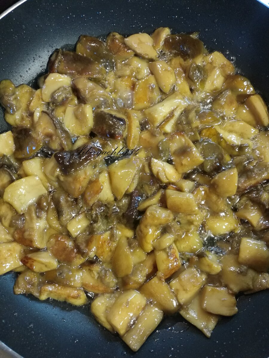 Белые грибы обжариваем отдельно от мяса  до готовности 