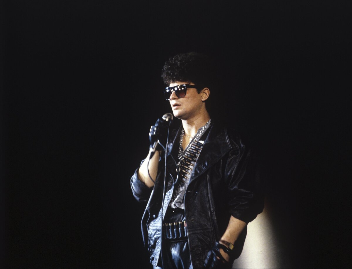 Конец 80-х принёс на сцену нашей страны свежесть. Забавно звучит предложение, не правда ли? Однако так и было. Официальная советская эстрада оказалась повержена посыпавшимися отовсюду рок дилетантами.-3