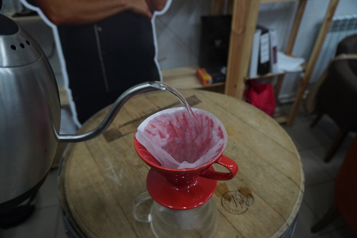 Проливаем как следует бумажный фильтр - прогреваем посуду и избавляемся от вкуса бумаги, сделать вкус кофе чистым 