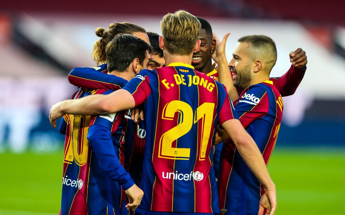 Рафинья барселона. Футбольные клубы каталонии. Каталония лого. Мигель фк жирона. Фк клуб испании.