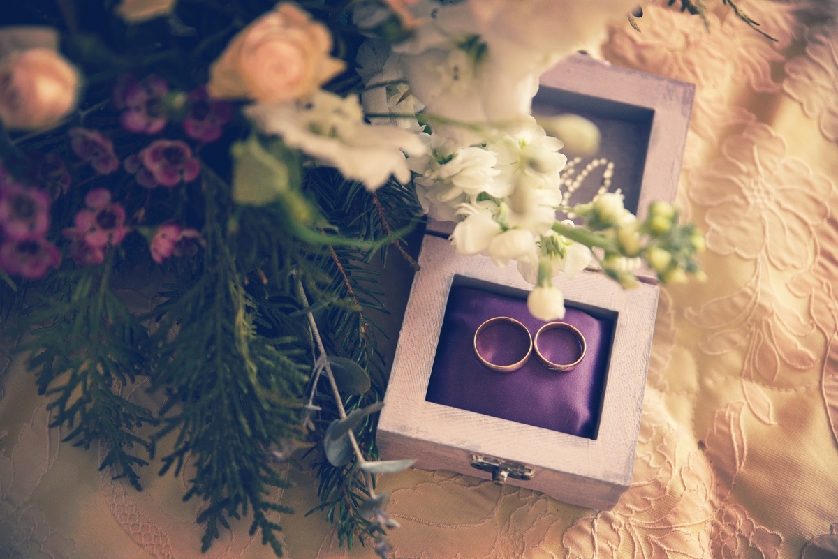 Свадебные аксессуары: коробка для колец и букет дублер. Свадебный организатор Ирэм