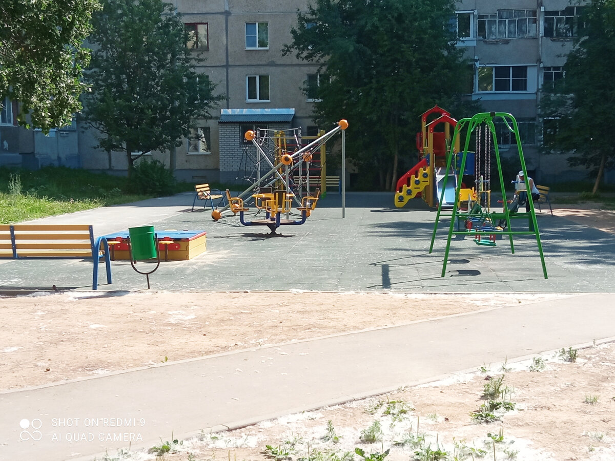 С наступлением летнего периода детские площадки используются в полной мере детьми и их родителями по назначению, но есть факты использование детских площадок не по назначению.