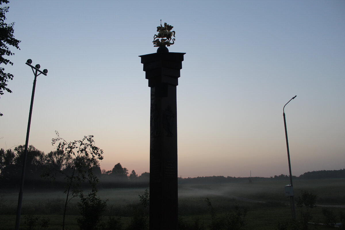 Тихий предрассветный час в деревне Леоново. Трели соловьёв и легкая дымка над полями. Совсем, как тогда, в далеком июне 1941-ого. 