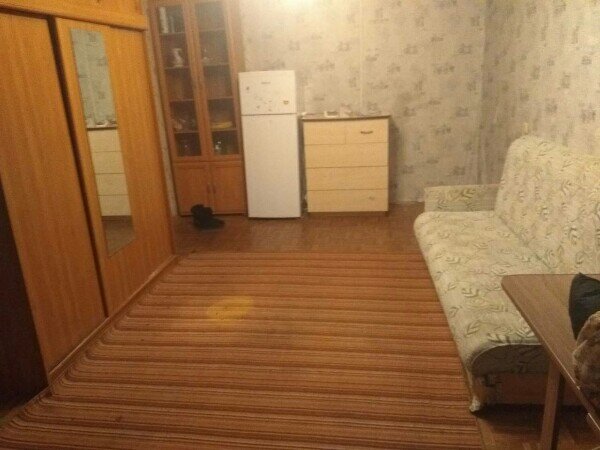 Все, что было нормальное в комнате, то это только натяжной потолок 