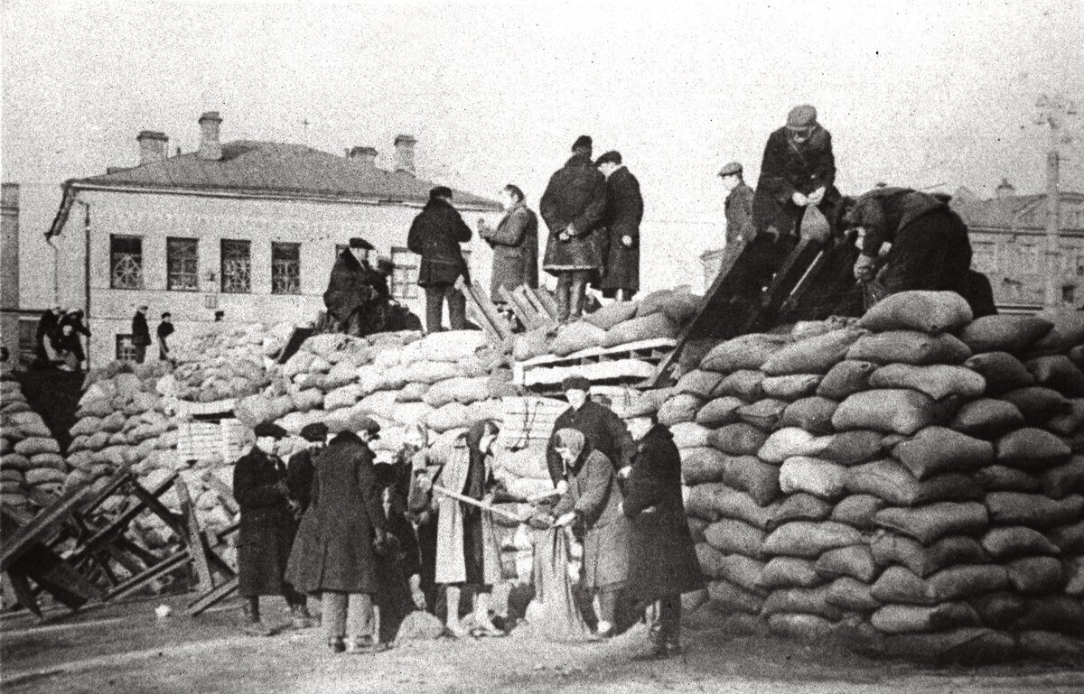 Москвичи строят укрепления. Источник: wikimedia.org