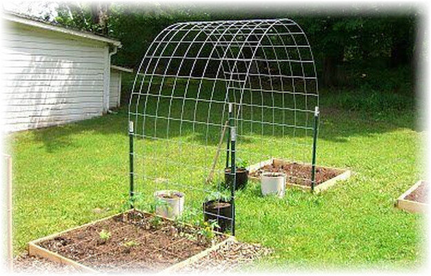 Реально установить крепкий и надёжный парник для огурцов своими руками из стального прута, при желании обвязав его сеткой и обустроив обогревом почвы. Пройдём по главным этапам работы.