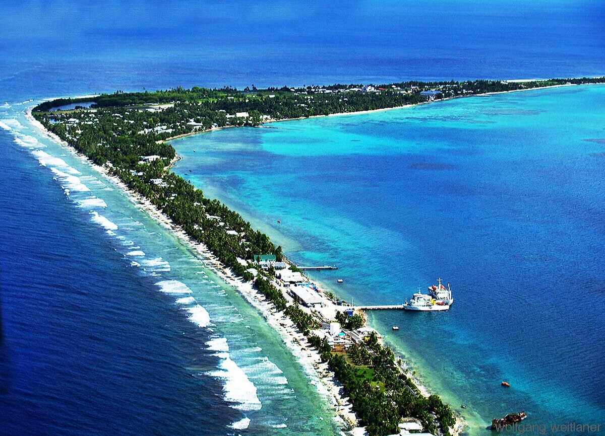 Сложно представить, но есть государство размером 26 квадратных километров. Страна называется Тувалу, на ее территории проживает 11 тысяч жителей.