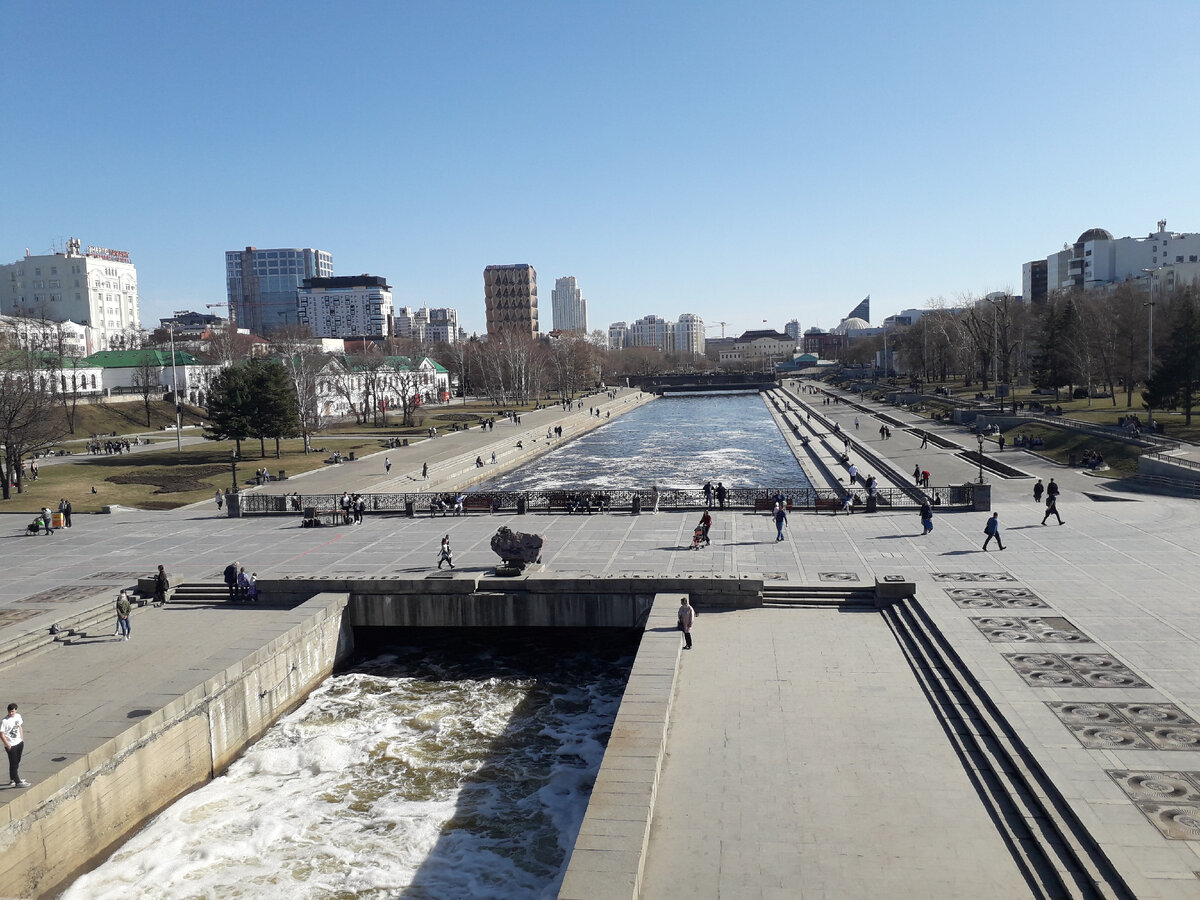 На этой фотографии Плотинки видно и здание, построенное Бюро Нормана Фостера. Фото автора.