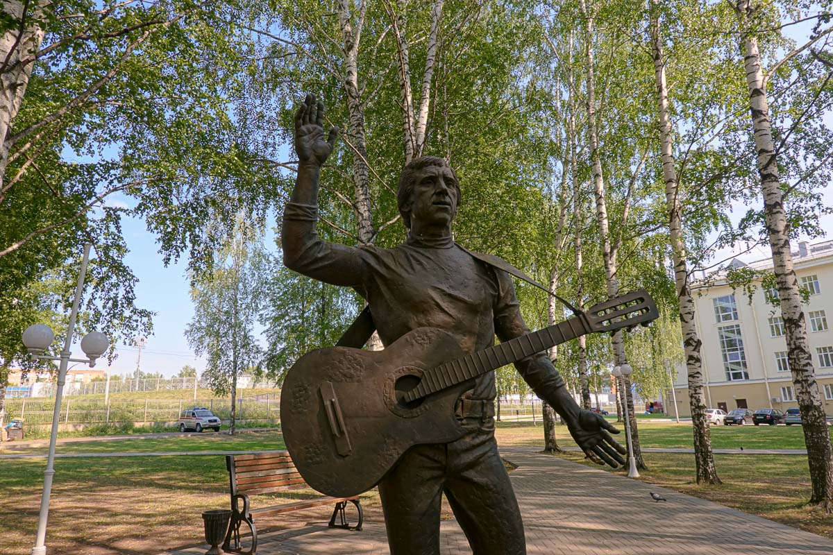 Барда советская. Памятник Высоцкому в городе Воткинске. Памятник Высоцкому. Памятники Воткинска фото с названиями и описанием.