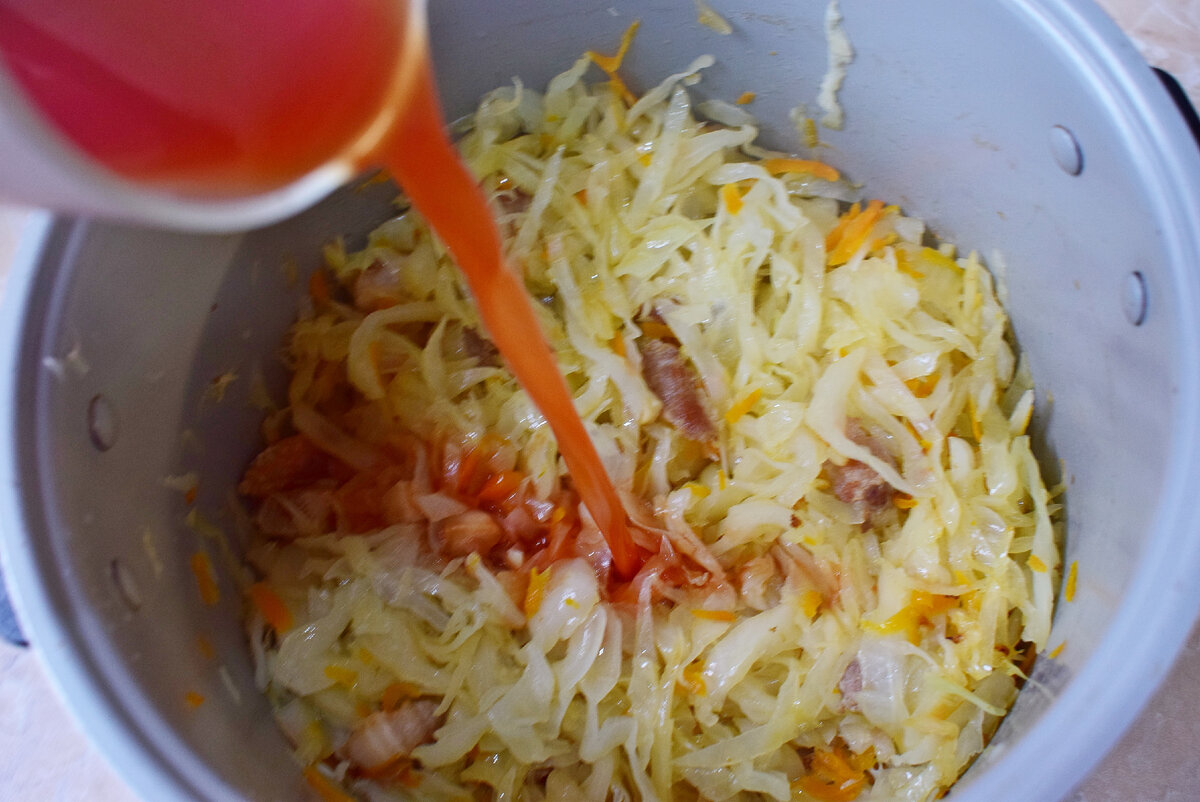 Тушеная капуста с грудинкой. Капуста с грудинкой. Тушеная капуста с грудинкой. Капуста с грудинкой. Грудинка с капустой.