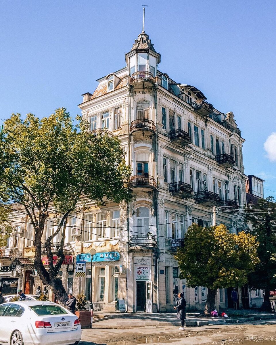 Это эффективное здание на проспекте Мира - особняк табачного магната Стефаниди