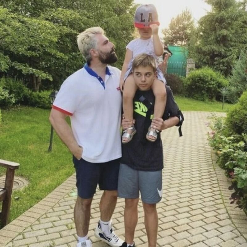 Дмитрий Исхаков с дочерью Мией и сыном Полины Гагариной Андреем  / Фото: Instagram