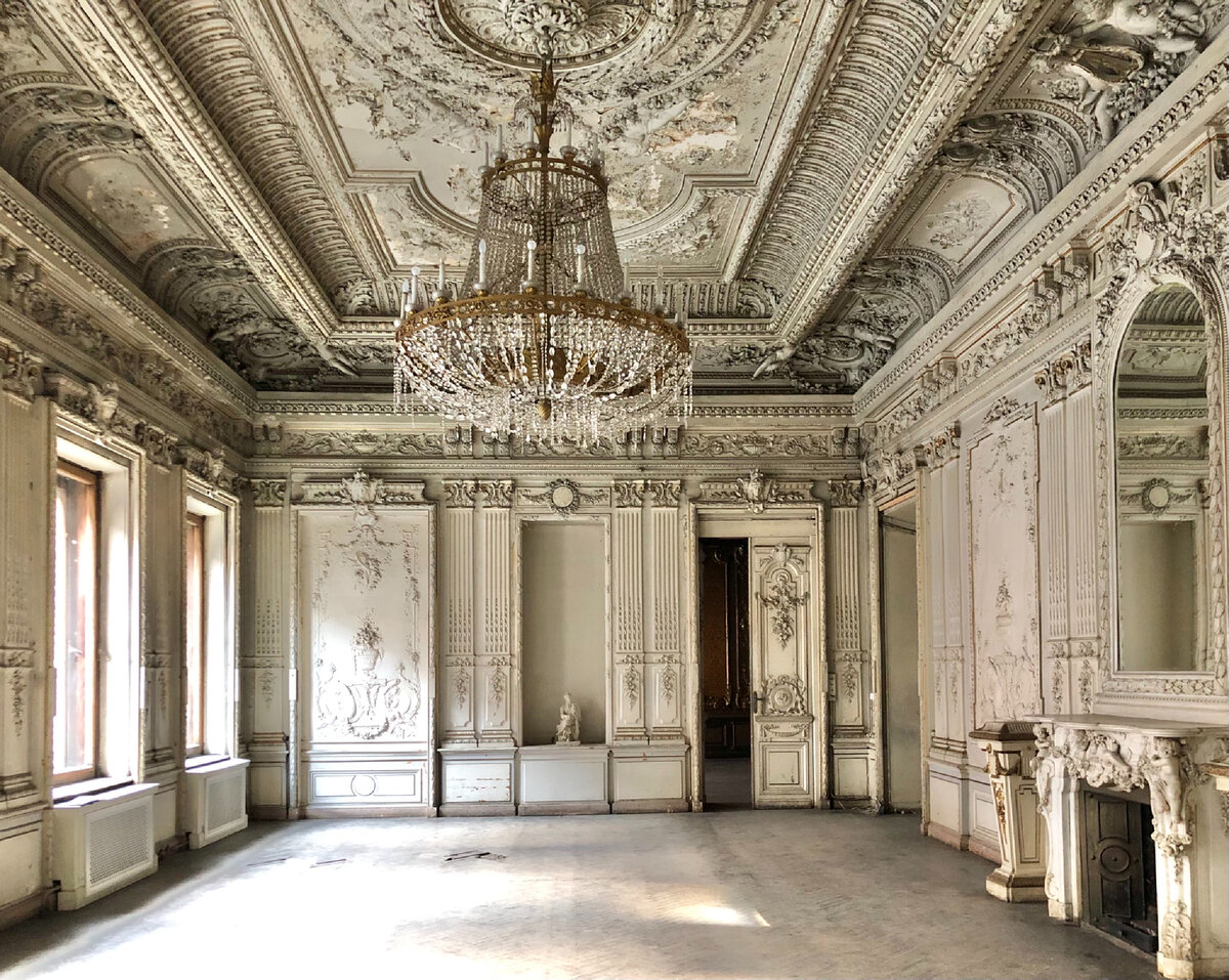 Белый зал особняка Брусницыных.